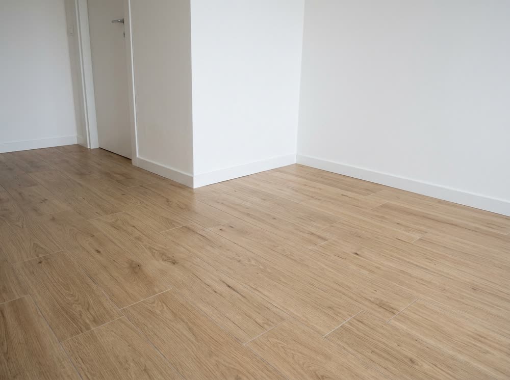 Dettaglio ravvicinato del pavimento in gres porcellanato effetto legno